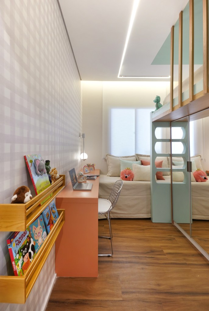 Apê compacto de 41 m² tem lavanderia na varanda cabeceira de porcelanato. Projeto de Fernanda Hoffman. Na foto, quarto infantil com beliche.