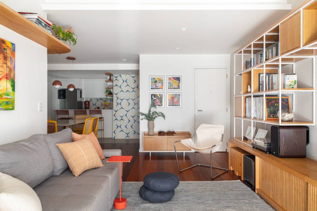 Apê ganha estante para livros e discos de vinil e paredes com ladrilhos