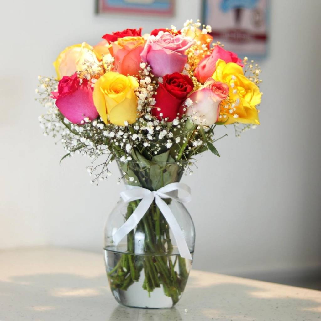 5 atitudes que estão prejudicando seus buquês de flores. Na foto, rosas em vaso de vidro.