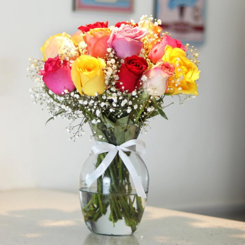 5 atitudes que estão prejudicando seus buquês de flores. Na foto, rosas em vaso de vidro.