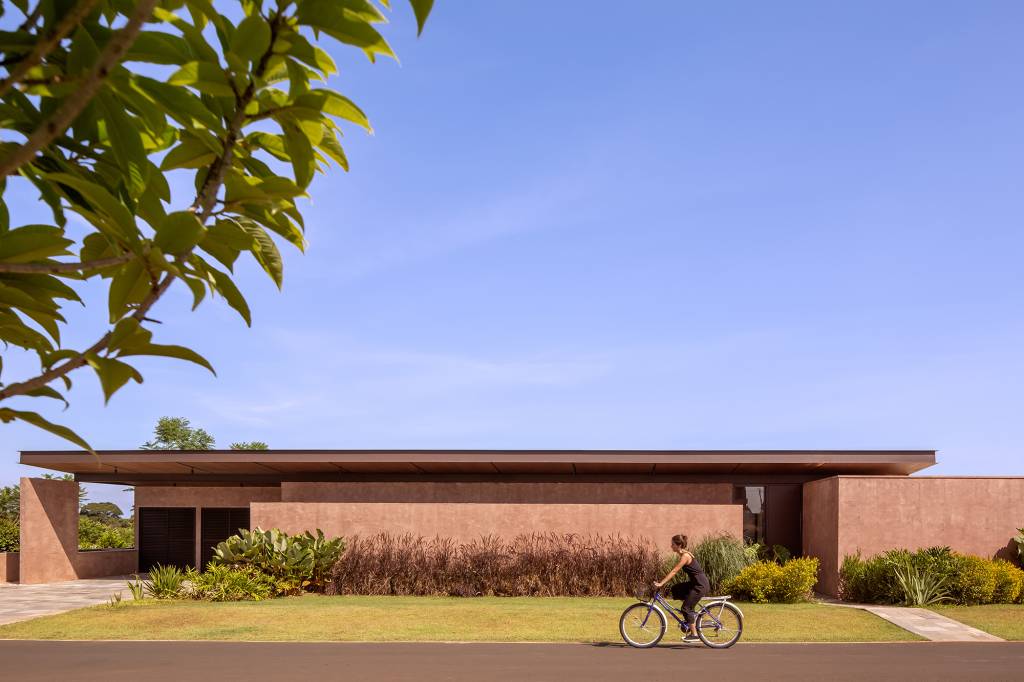 Cobertura metálica unifica os volumes desta casa de 568 m²