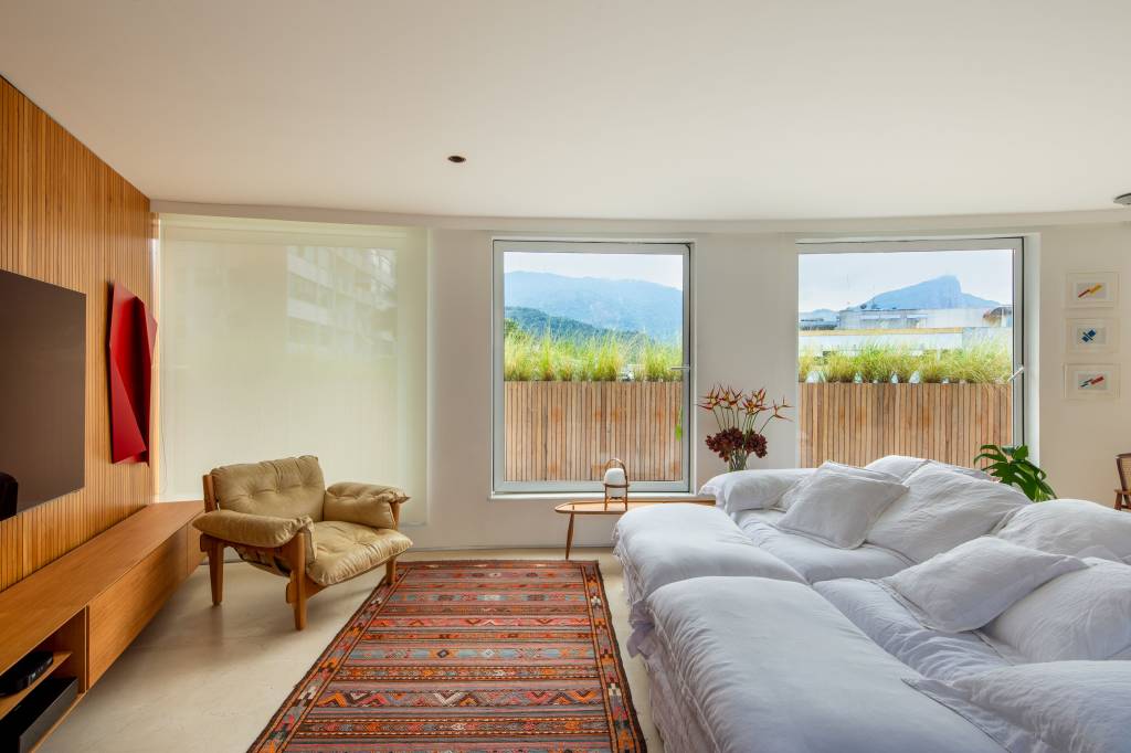 cobertura-planta-circular-jardim-interno-area-gourmet-sauna-roberto-souto-17 Cobertura com planta circular tem jardim interno, área gourmet e sauna. Projeto de Roberto Souto. Na foto, poltrona mole, sofá branco.