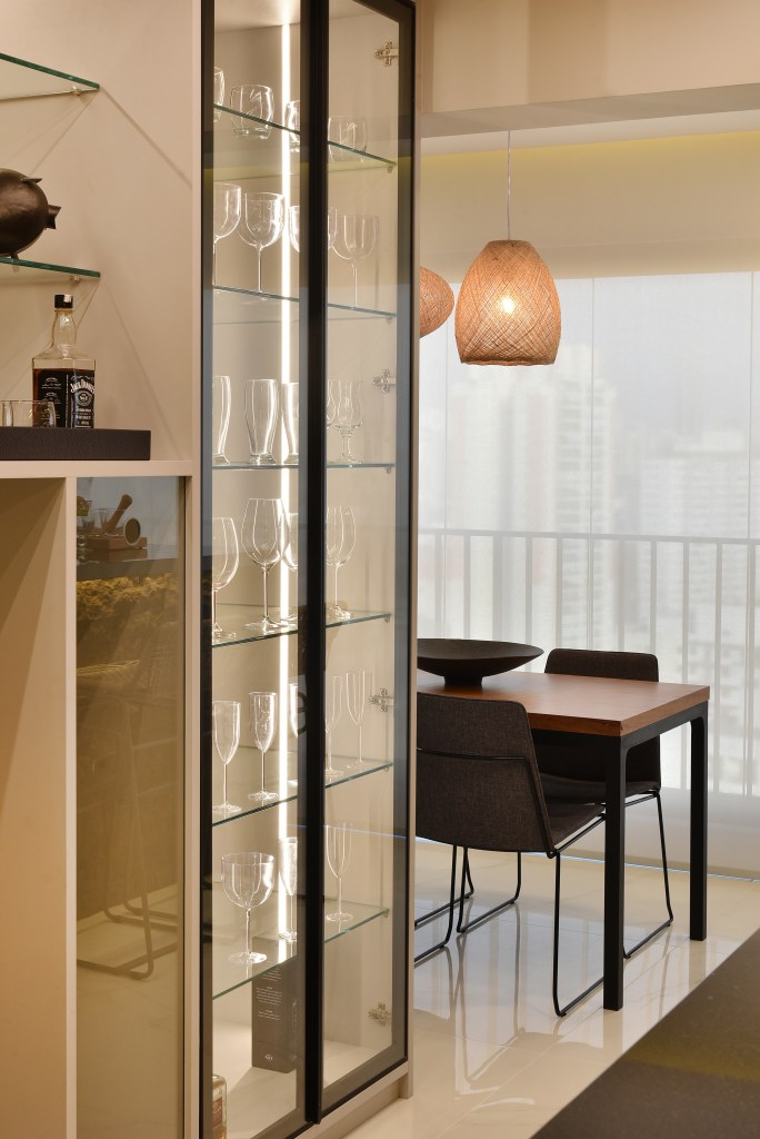 Cristaleiras: como usar, estilos e modelos em madeira, vidro e serralheria. Na foto, varanda, madeira clara.
