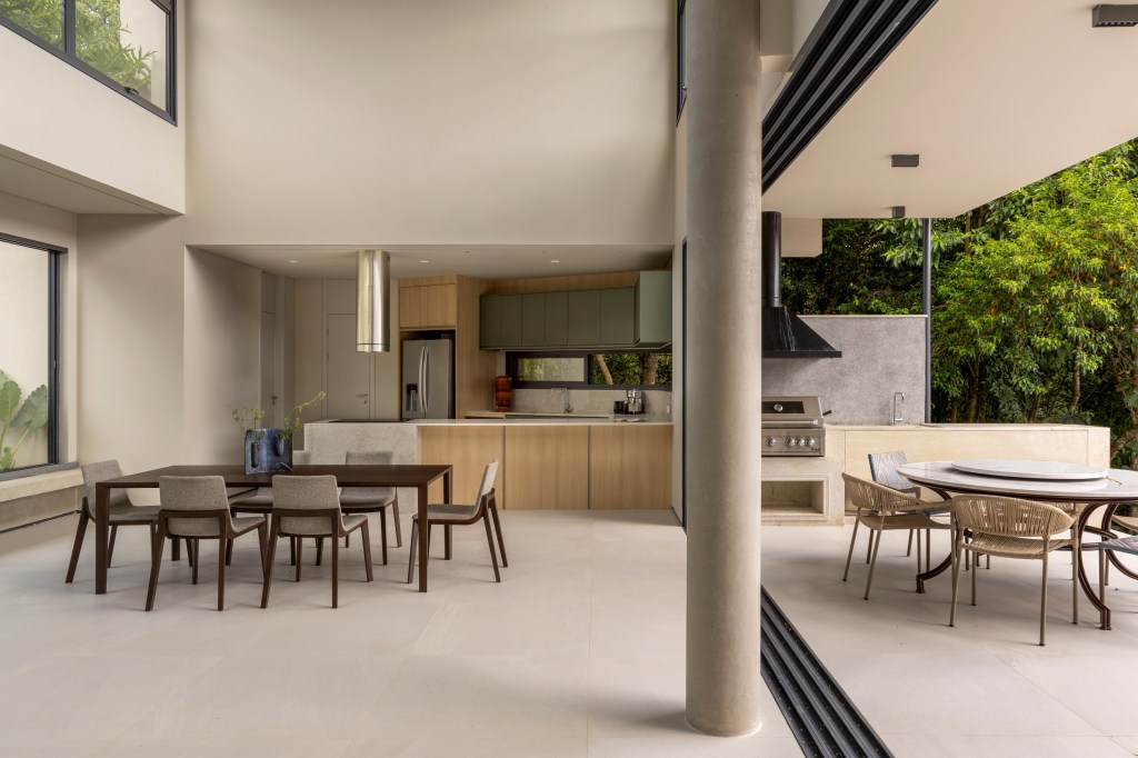 Inspirada no Japão, casa de 524 m² tira proveito da declividade do terreno. Projeto de Cité Arquitetura. Na foto, varanda com área gourmet e churrasqueira.