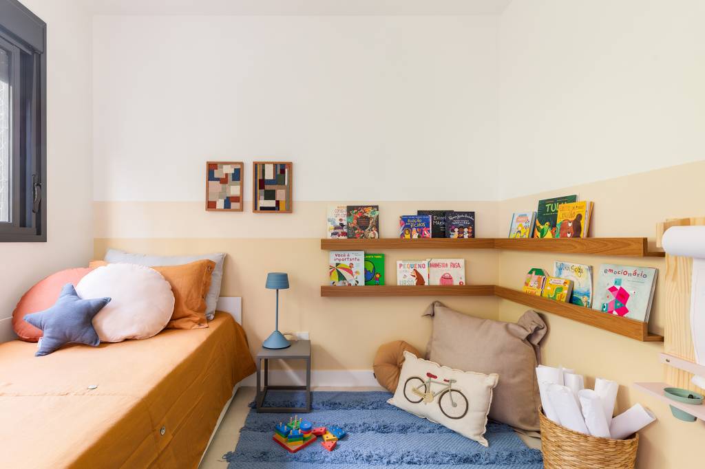 madeira-conforto-praticidade-apartamento-116-m2-studio-canto-credito-julia-novoa (7) Madeira, conforto e praticidade caracterizam este apartamento de 116 m². Projeto de Studio Canto. Na foto, quarto infantil com prateleiras e tapete.
