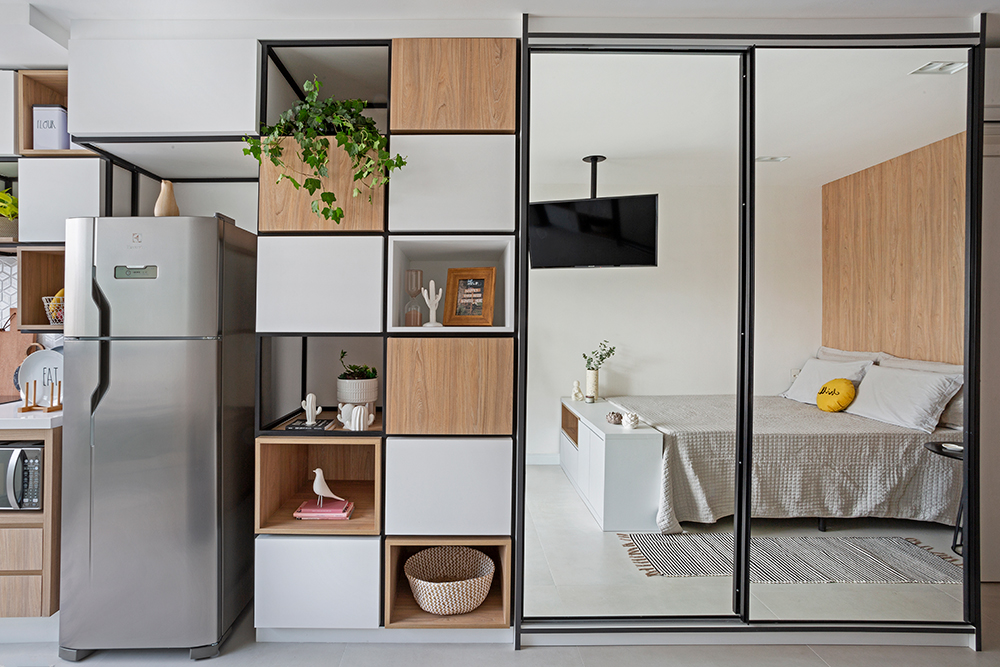 Marcenaria com nichos otimiza o espaço deste estúdio de apenas 28 m²