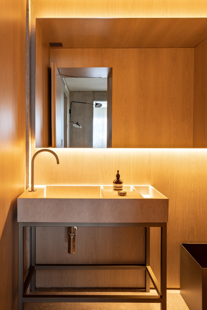 Marcenaria setoriza e decora apartamento de 156 m². Projeto de Alexandre Dal Fabbro. Na foto, lavabo com iluminação indireta e espelho.