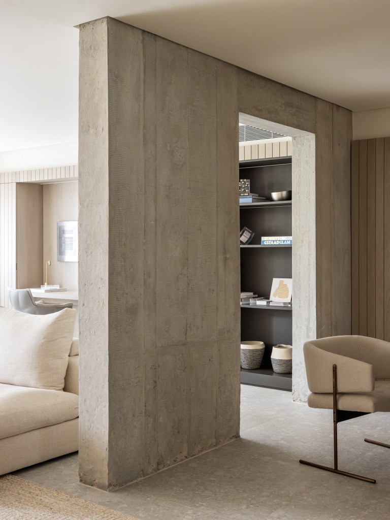 Marcenaria setoriza e decora apartamento de 156 m². Projeto de Alexandre Dal Fabbro. Na foto, pórtico de concreto une pilares aparentes na sala.