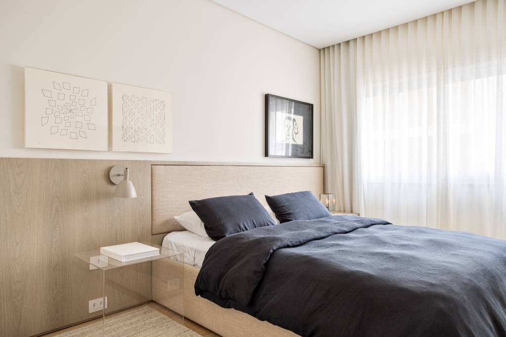 Marcenaria setoriza e decora apartamento de 156 m². Projeto de Alexandre Dal Fabbro. Na foto, quarto de casal com cabeceira e quadros.