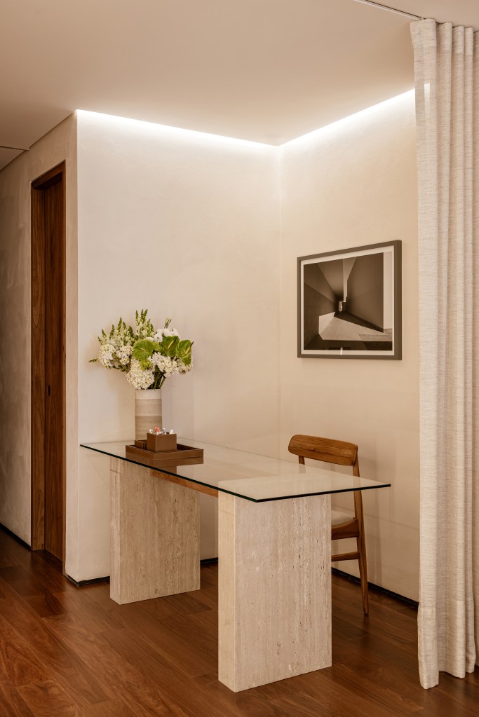 Mármore e madeira marcam showroom minimalista de joalheira. Projeto de Marina Salles Arquitetura. Na foto, mesa com base de mármore.