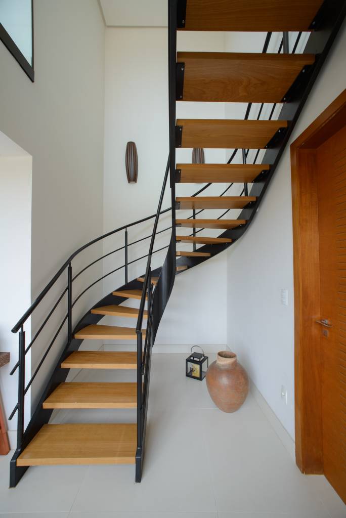No mesmo prédio, arquiteta cria seu escritório e sua cobertura residencial. Leticia Nanneti Arquitetura e Interiores. Na foto, escada residencial.