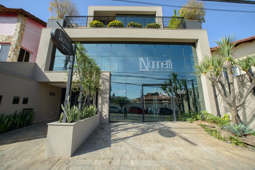 No mesmo prédio, arquiteta cria seu escritório e sua cobertura residencial. Leticia Nanneti Arquitetura e Interiores. Na foto, fachada da parte comercial envidraçada.