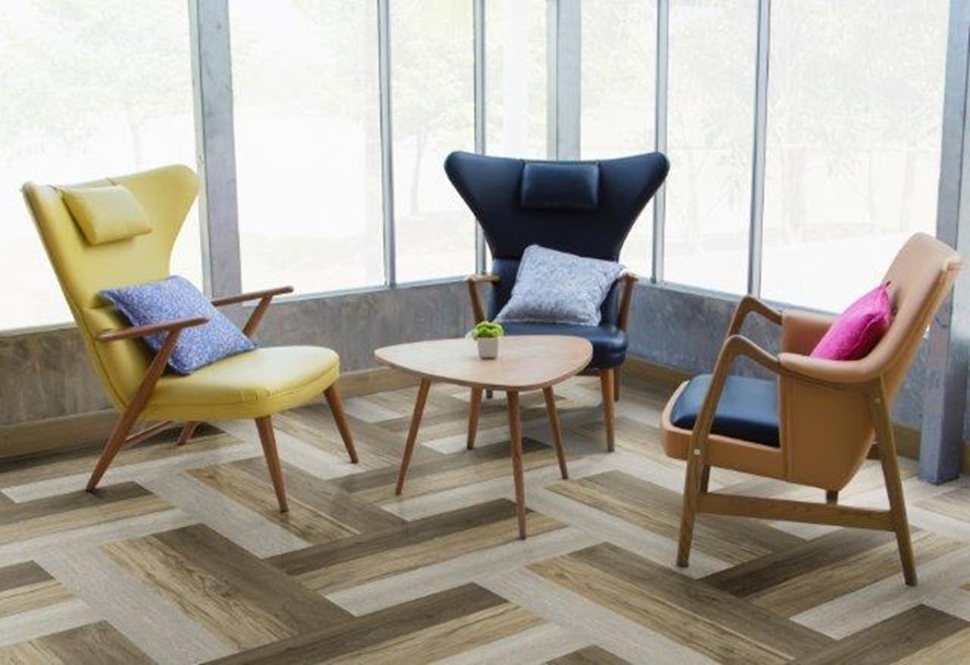 Alinhado, diagonal ou espinha de peixe? Veja tipos de paginação de piso. Na foto, sala, cadeiras coloridas.