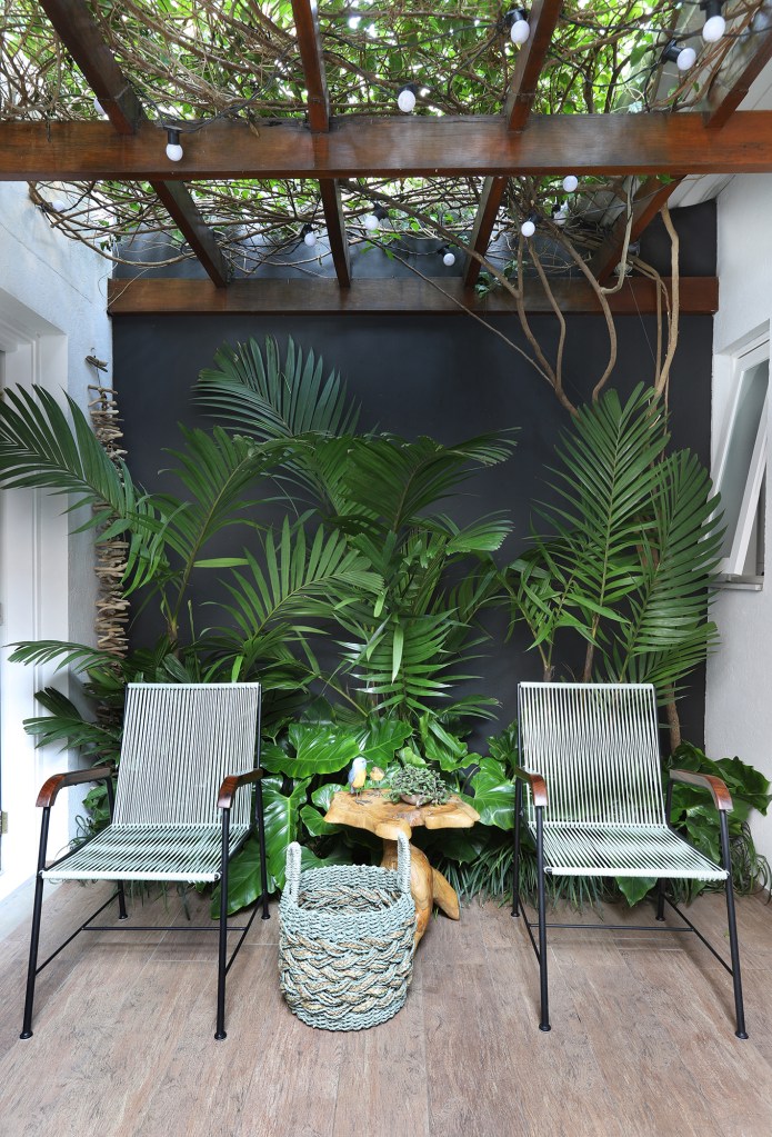 Plantas dentro de casa e jardim na varanda trazem frescor à casa de 200 m². Projeto de Carolina Esper. Na foto, varanda com cadeira, pergolado e jardineiras.