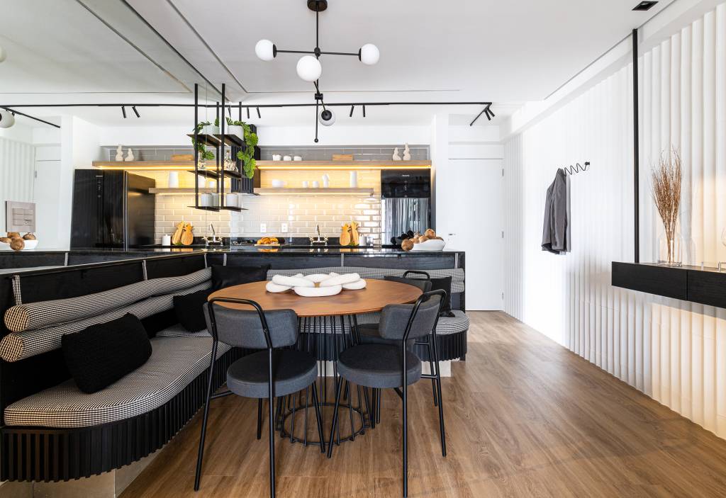 Prateleiras suspensas e muxarabi otimizam o espaço neste apê de 75 m²