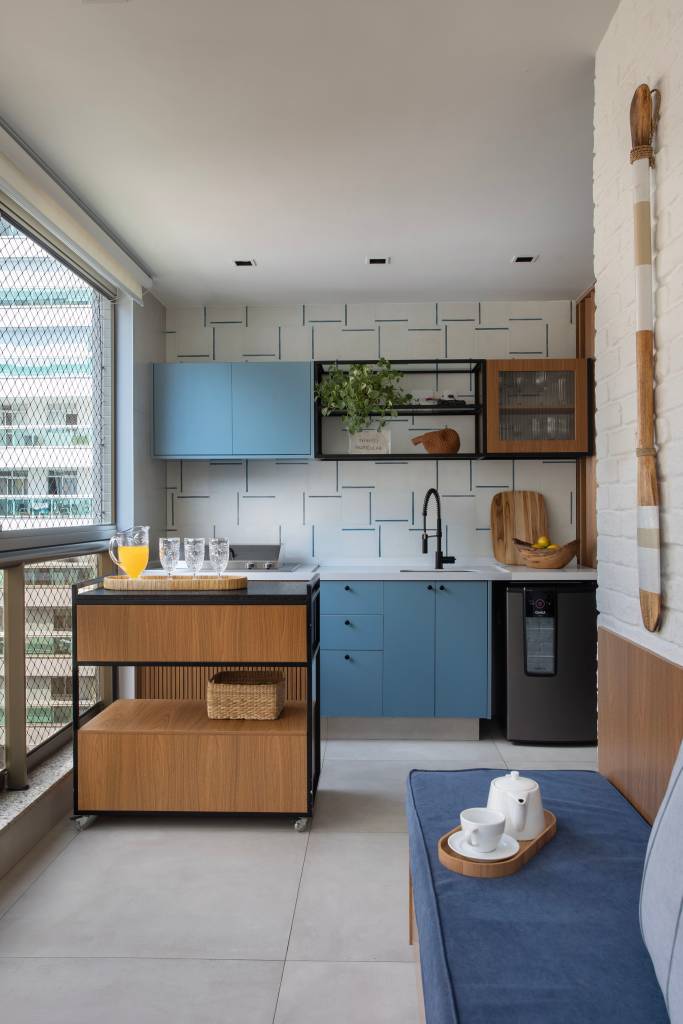 varanda-13-m-banco-bau-bancada-gourmet-piso-porcelanato-travessa-arquitetura-03-azul Varanda de 13 m² tem banco-baú, bancada gourmet e piso de porcelanato. Projeto de Travessa Arquitetura. Na foto, marcenaria azul, ladrilhos geométricos, carrinho com gavetas.