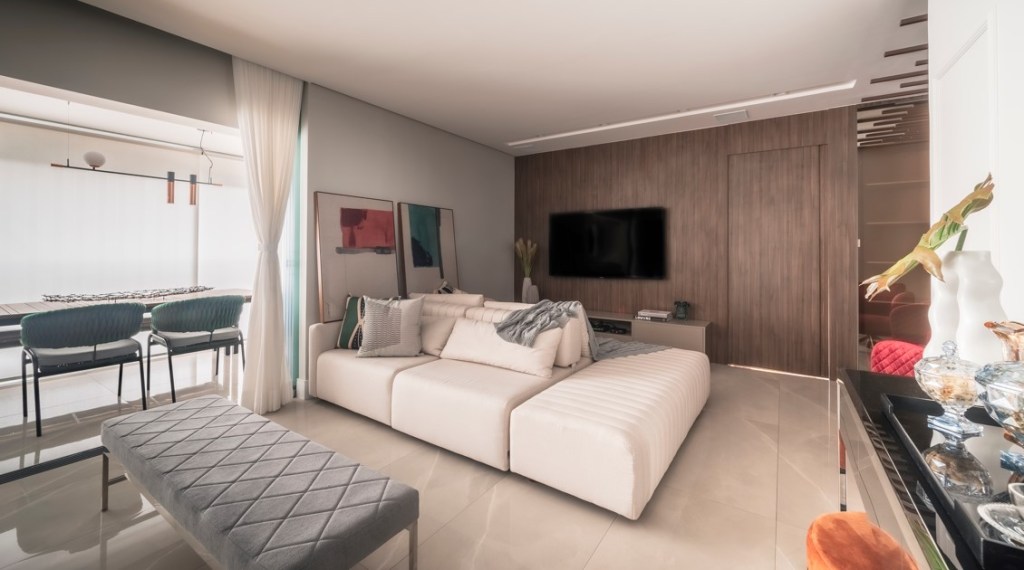 Apartamento de 127 m² tem varanda gourmet e sala com sofá-ilha. Projeto de PB Arquitetura. Na foto, sala, sofá branco.