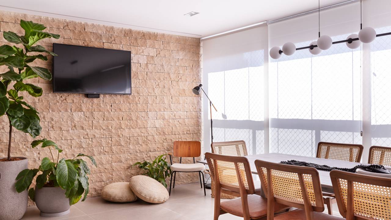 Apartamento de 110 m² destaca parede de brick e materiais naturais. Projeto do Martins Galera Arquitetura. Na foto, varanda gourmet com parede de brick