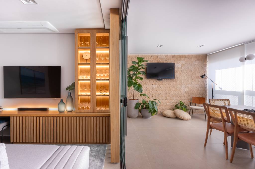 apartamento-de-110-m2-destaca-parede-de-brick-e-materiais-naturais-martins-galera-arquitetura-18 Apartamento de 110 m² destaca parede de brick e materiais naturais. Projeto do Martins Galera Arquitetura. Na foto, varanda gourmet e sala de estar divididas por porta de vidro