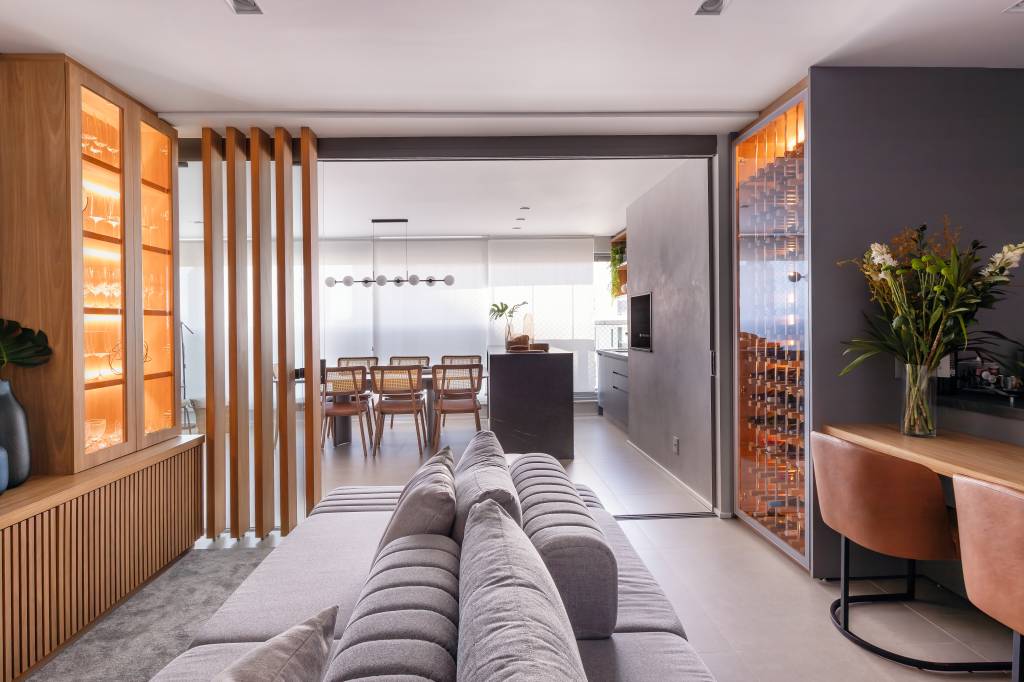 apartamento-de-110-m2-destaca-parede-de-brick-e-materiais-naturais-martins-galera-arquitetura-23-ambientes-integrados Apartamento de 110 m² destaca parede de brick e materiais naturais. Projeto do Martins Galera Arquitetura. Na foto, sala de estar, cozinha e varanda gourmet integradas
