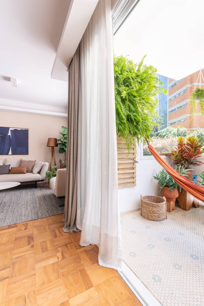 apartamento-terreo-brinquedoteca-papel-de-parede-tropical-abrazo-interiores-15 Apartamento térreo ganha brinquedoteca com papel de parede tropical. Projeto de Abrazo Interiores. Na foto, porta para varanda, cortina, rede.