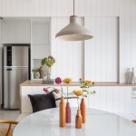 Delicadeza: apê de 66 m² tem cozinha aberta e cabeceira com bordados