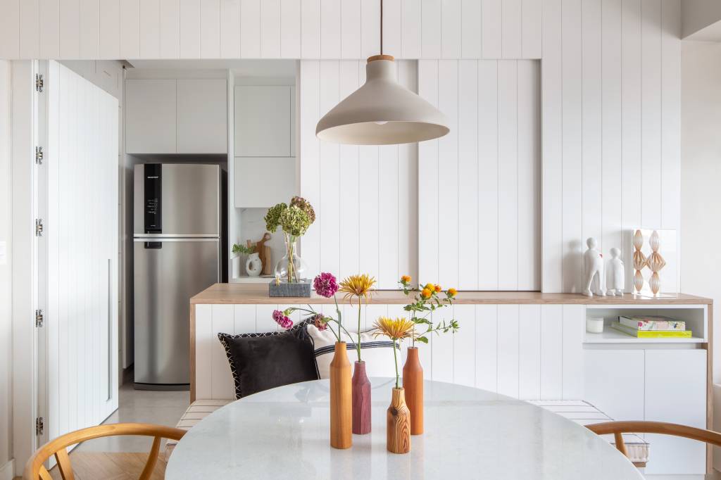 Delicadeza: apê de 66 m² tem cozinha aberta e cabeceira com bordados