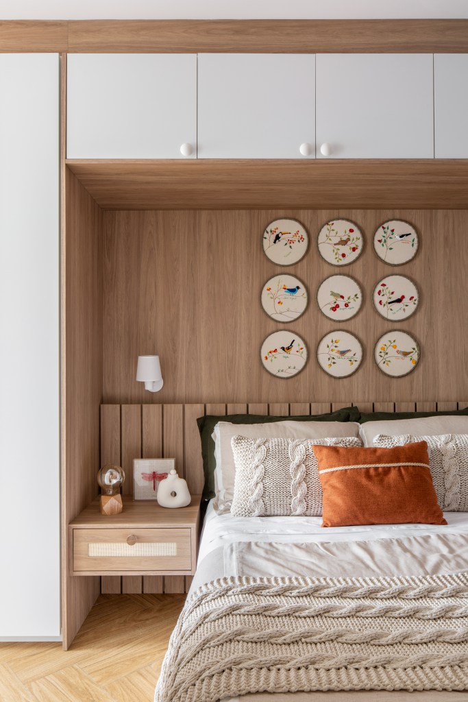 Delicadeza: apê de 66 m² tem cozinha aberta e cabeceira com bordados. Projeto de Memoá Arquitetos. Na foto, quarto com armário em volta da cama.
