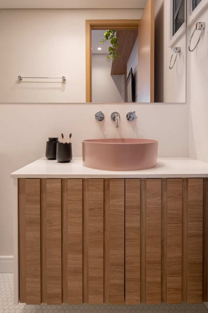 Delicadeza: apê de 66 m² tem cozinha aberta e cabeceira com bordados. Projeto de Memoá Arquitetos. Na foto, banheiro com cuba solta rosa.