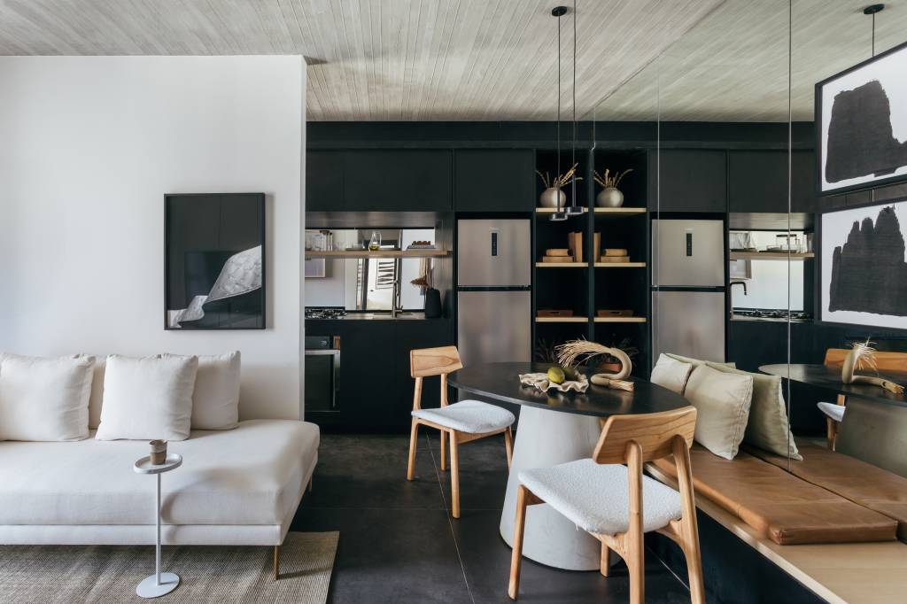 Apê de 73 m² tem marcenaria ebanizada e piso de porcelanato preto