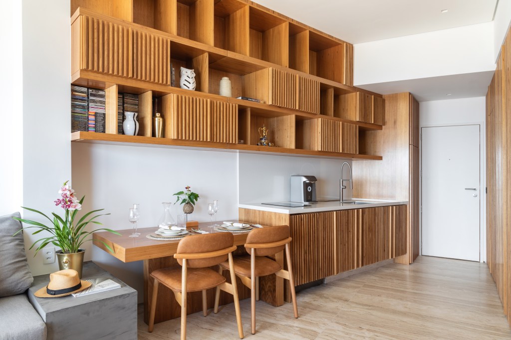 Apê com 48 m² recebe decoração contemporânea, minimalista e atemporal. Projeto do Rodrigo Cardoso. Na foto, móvel de madeira com nichos