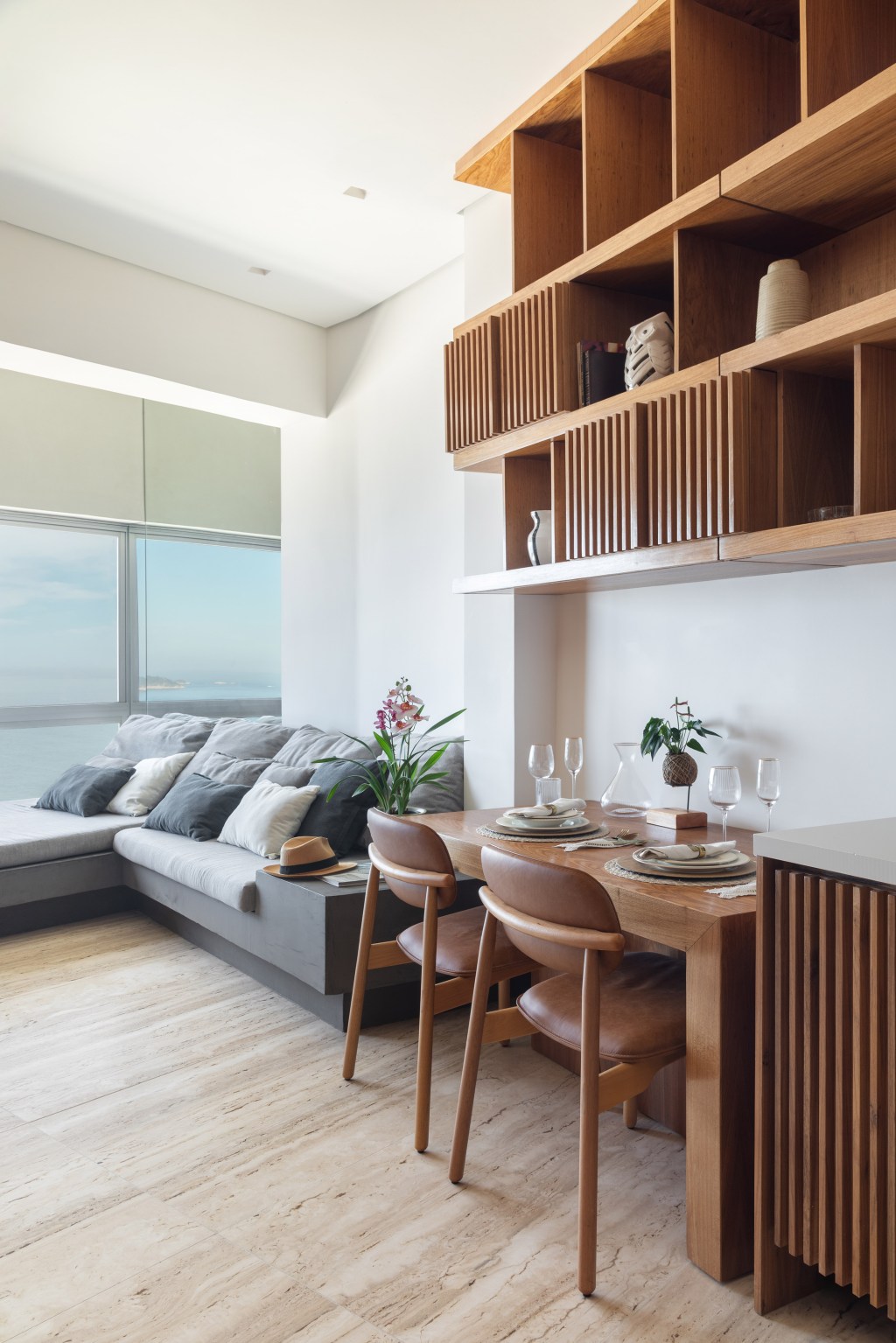 Apê com 48 m² recebe decoração contemporânea, minimalista e atemporal. Projeto do Rodrigo Cardoso. Na foto, mesa para refeições ao lado de sofá