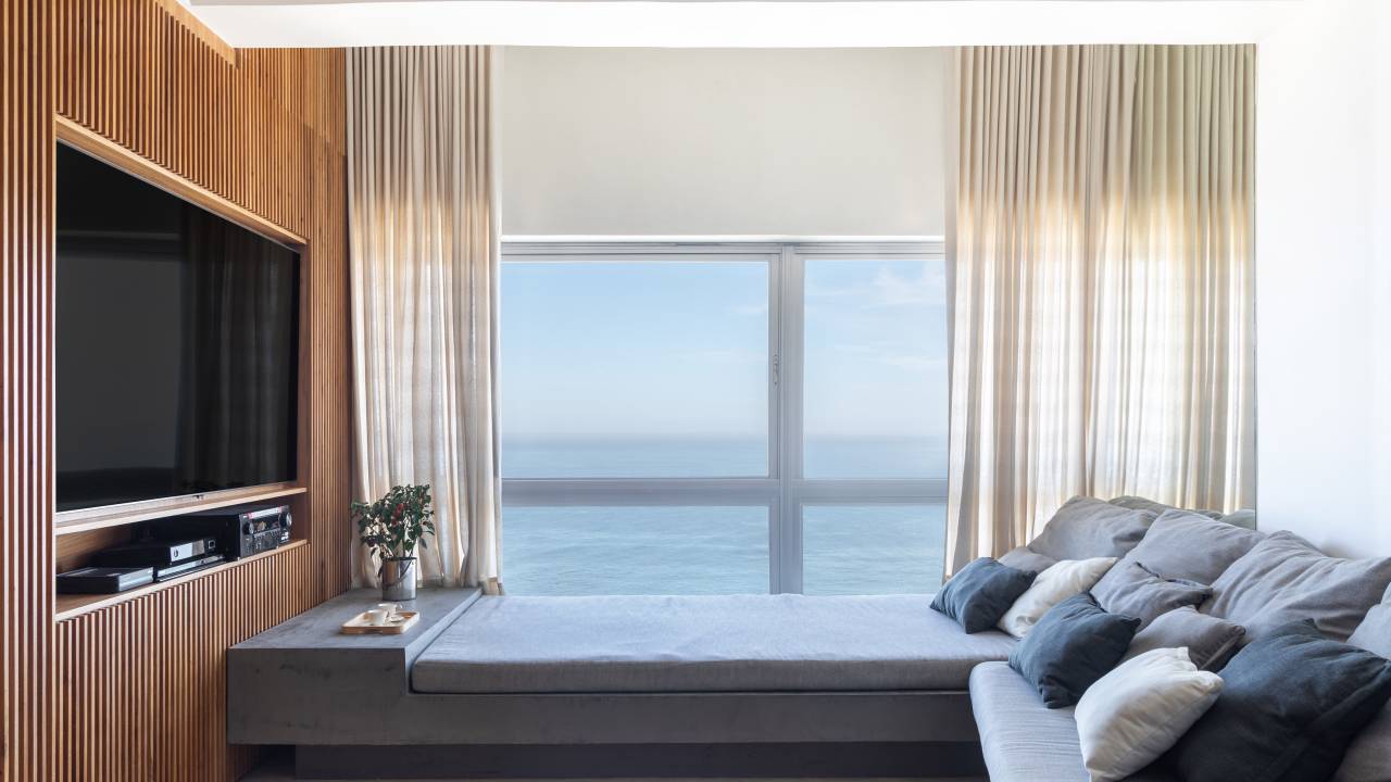 Apê com 48 m² recebe decoração contemporânea, minimalista e atemporal. Projeto do Rodrigo Cardoso. Na foto, sala com janela extensa
