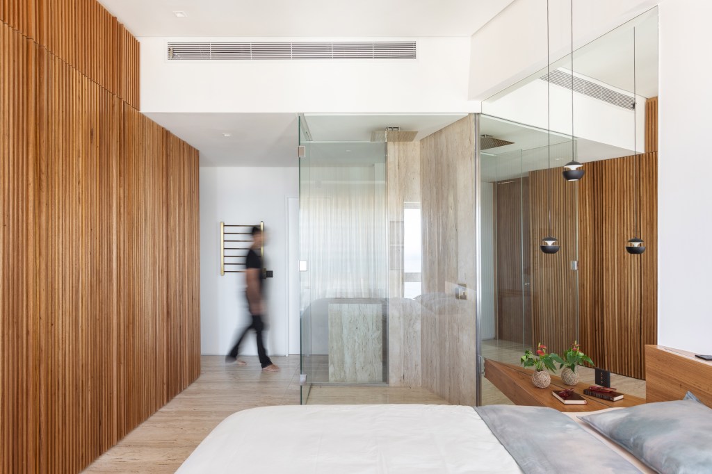 Apê com 48 m² recebe decoração contemporânea, minimalista e atemporal. Projeto do Rodrigo Cardoso. Na foto, quarto com box de vidro