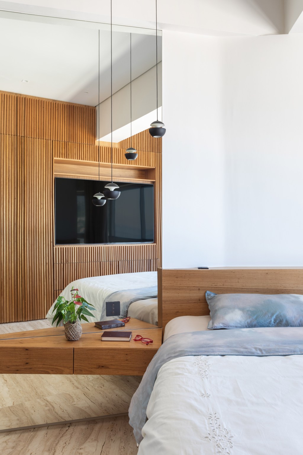 Apê com 48 m² recebe decoração contemporânea, minimalista e atemporal. Projeto do Rodrigo Cardoso. Na foto, espelho ao lado da cama de casal