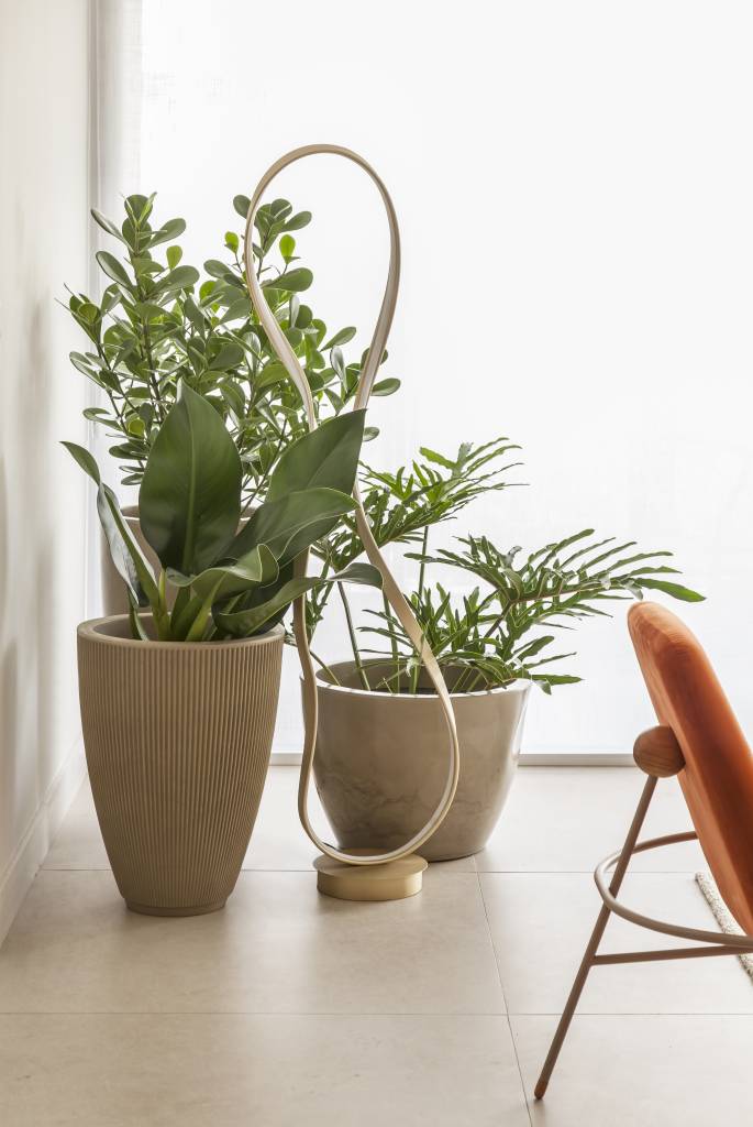 Cantinhos da casa: ideias para decorar e aproveitar as áreas difíceis. Projeto de Korman Arquitetos. Na foto, sala com vasos de plantas grandes.