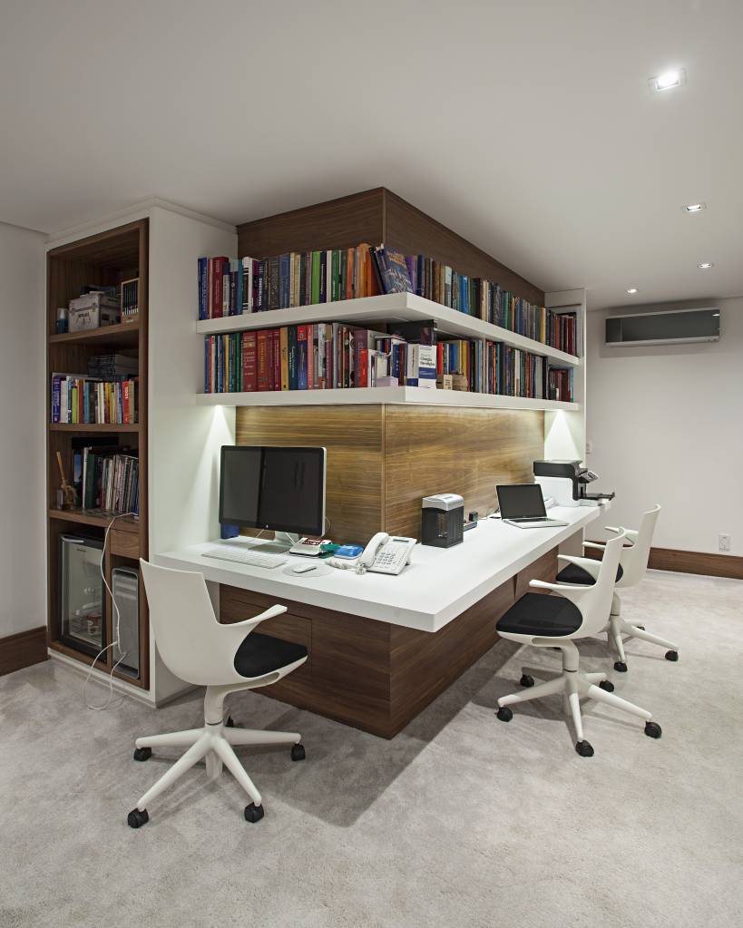 Cantinhos da casa: ideias para decorar e aproveitar as áreas difíceis. Projeto de Korman Arquitetos. Na foto, home office com bancada circundando a parede.