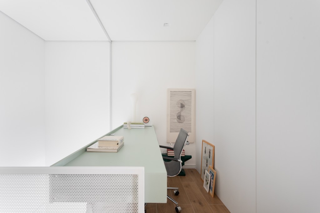 Cobertura de 90 m² com home office no mezanino tem muito artesanato. Projeto de Samba Estúdio. Na foto, bancada branca, cadeira de escritório.