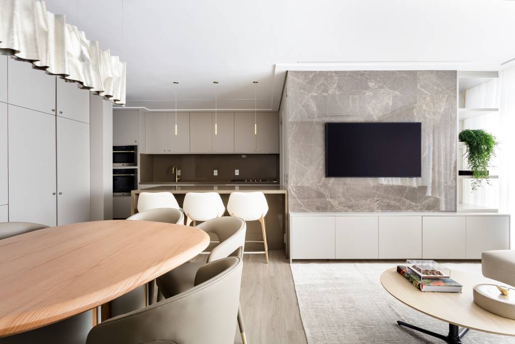 elegancia-ape-de-150-m2-surpreende-com-variedade-de-revestimentos-stal-arquiteura-07-ambiente-integrado Elegância: apê de 150 m² surpreende com variedade de revestimentos. Projeto da STAL Arquitetura. Na foto, sala de jantar integrada com cozinha e sala de estar