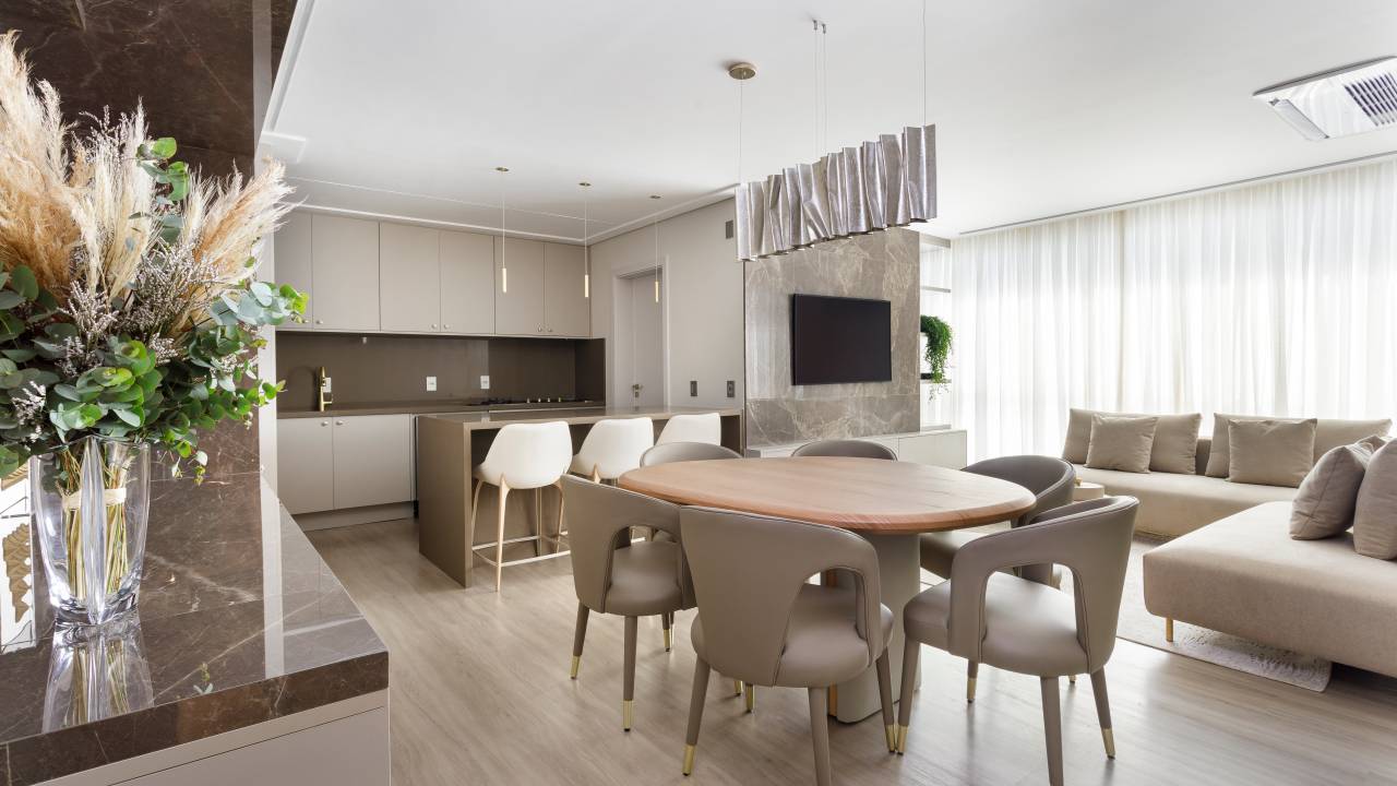Elegância: apê de 150 m² surpreende com variedade de revestimentos. Projeto da STAL Arquitetura. Na foto, sala de jantar integrada com cozinha e sala de estar