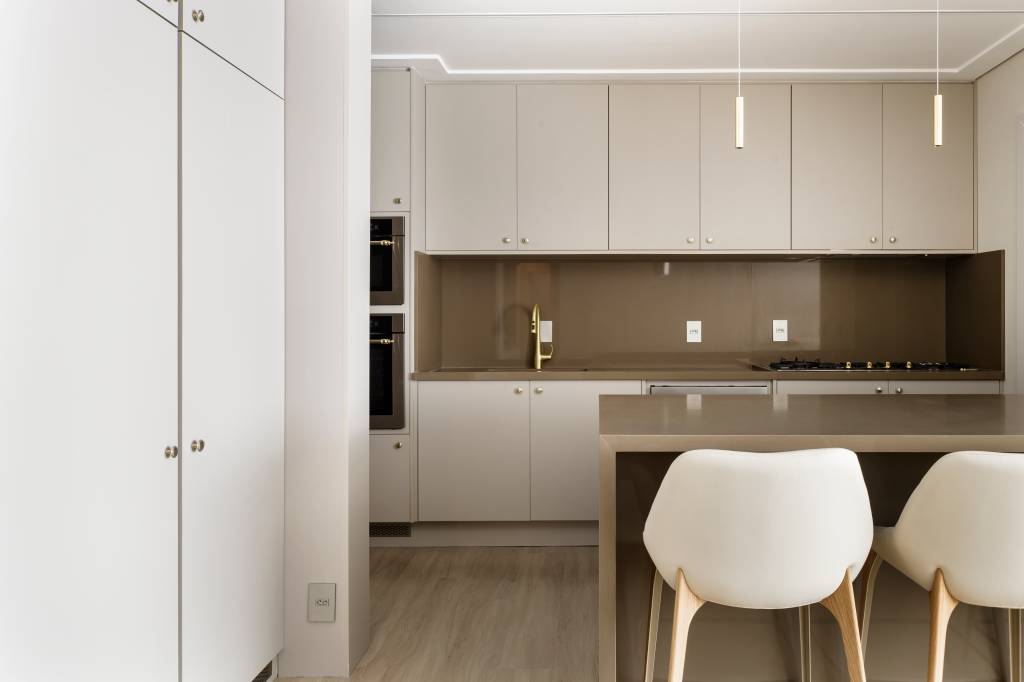 elegancia-ape-de-150-m2-surpreende-com-variedade-de-revestimentos-stal-arquiteura-09-cozinha Elegância: apê de 150 m² surpreende com variedade de revestimentos. Projeto da STAL Arquitetura. Na foto, cozinha com tons neutros
