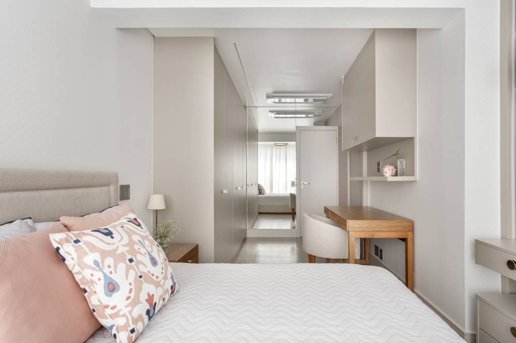 elegancia-ape-de-150-m2-surpreende-com-variedade-de-revestimentos-stal-arquiteura-19-quarto-infantil Elegância: apê de 150 m² surpreende com variedade de revestimentos. Projeto da STAL Arquitetura. Na foto, quarto infantil com tons neutros