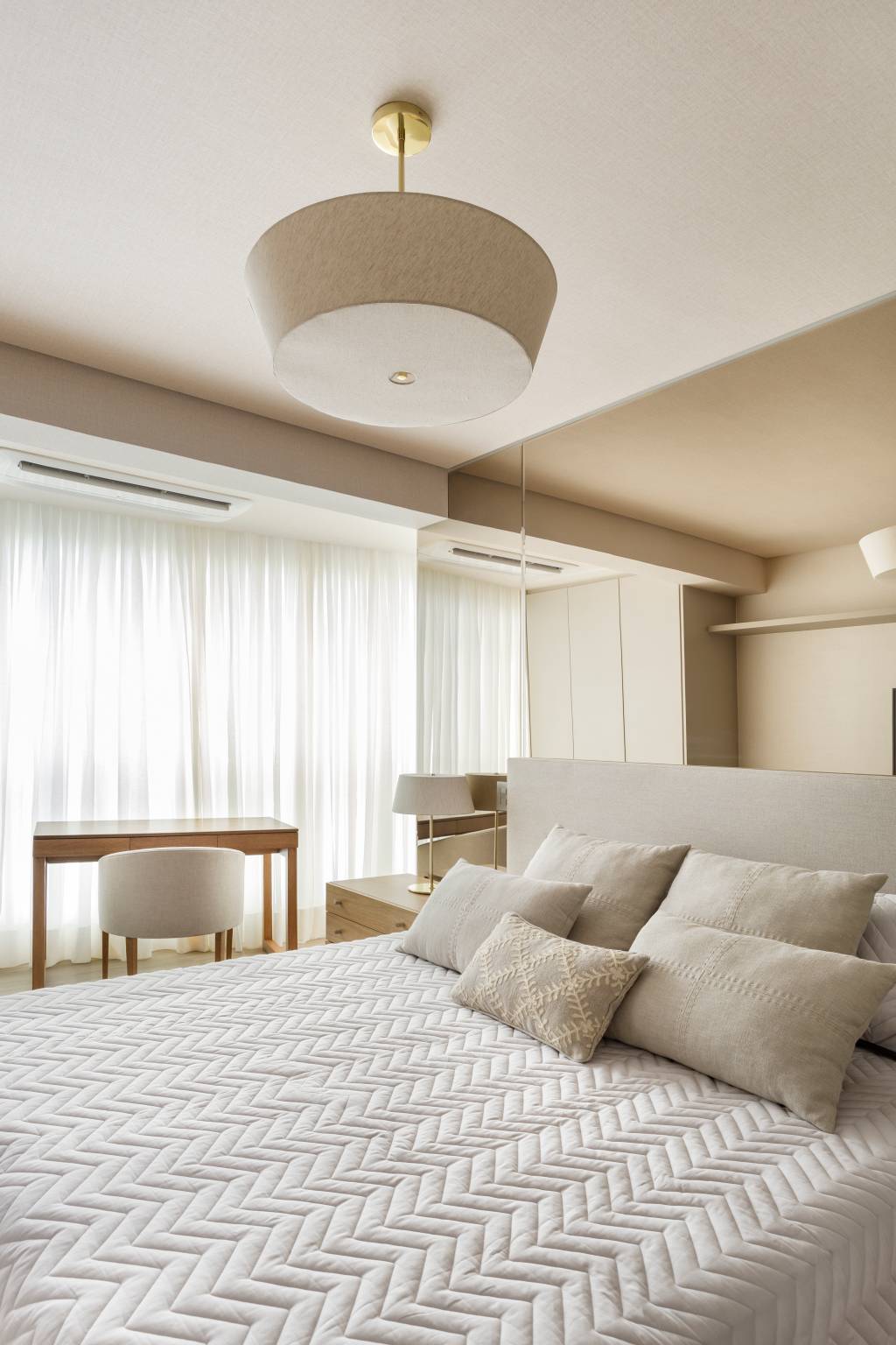 elegancia-ape-de-150-m2-surpreende-com-variedade-de-revestimentos-stal-arquiteura-27-quarto Elegância: apê de 150 m² surpreende com variedade de revestimentos. Projeto da STAL Arquitetura. Na foto, quarto com mesa de estudos