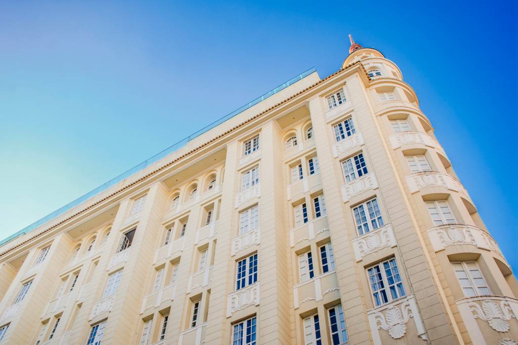 Fera Palace, hotel de luxo do Nordeste, comemora 90 anos. Projeto do escritório Spol Architects. Na foto, fachada do hotel