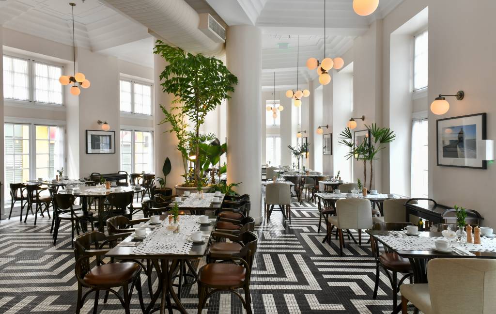 fera-palace-hotel-de-luxo-do-nordeste-comemora-90-anos-spol-architects-19-restaurante Fera Palace, hotel de luxo do Nordeste, comemora 90 anos. Projeto do escritório Spol Architects. Na foto, restaurante com vasos de plantas altas
