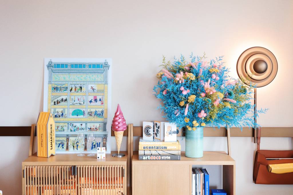 Hotel S/O Paris e loja Samaritaine fazem colaboração divertida. Na foto, mesa com desenho da loja de departamento e um vaso com flores coloridas.