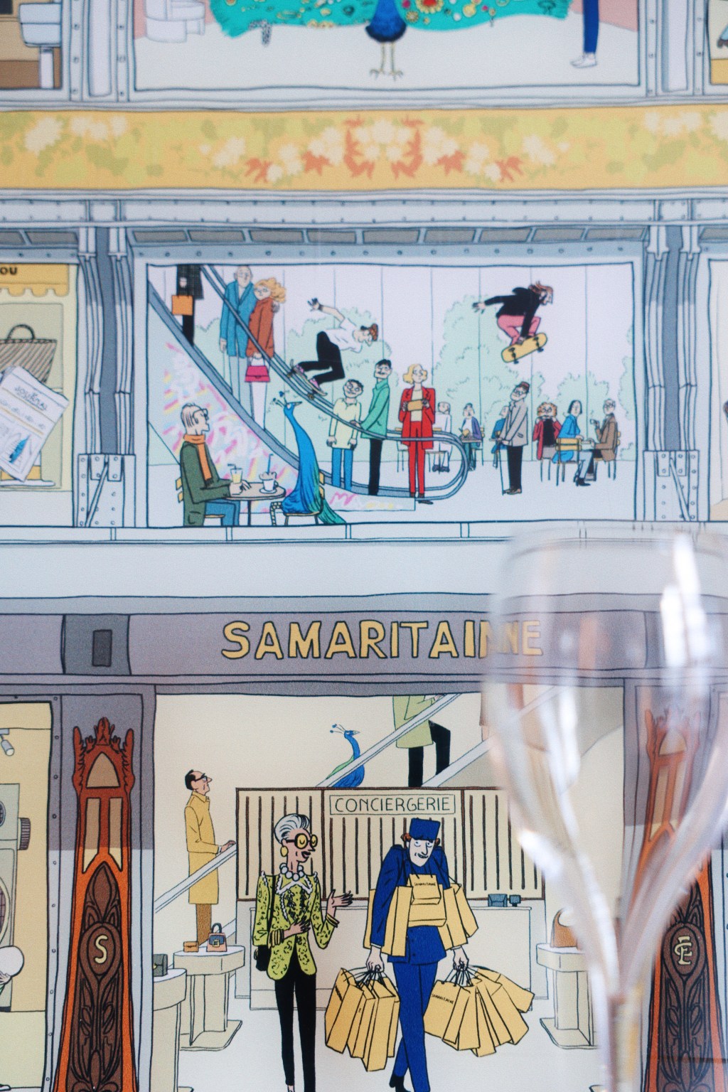 Hotel S/O Paris e loja Samaritaine fazem colaboração divertida. Na foto, desenho da loja de departamentos atrás de uma taça de vidro.