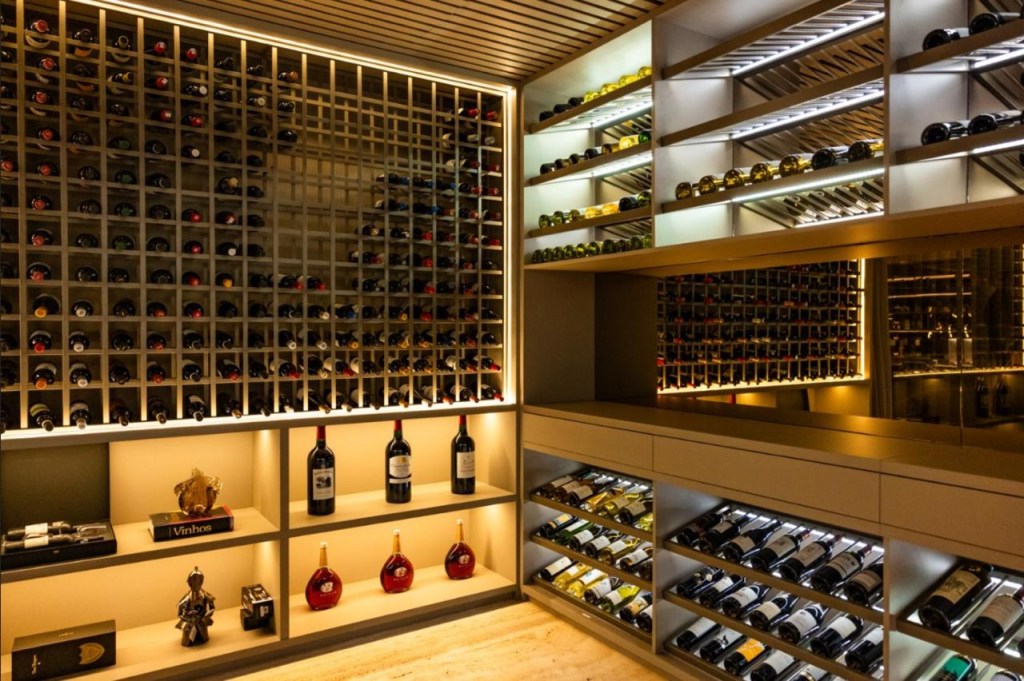 Luxo em formato U: mansão de 3 mil m² mostra sofisticação e tecnologia. Projeto da Mapa Group. Na foto, adega com coleção de vinhos e luzes embutidas.
