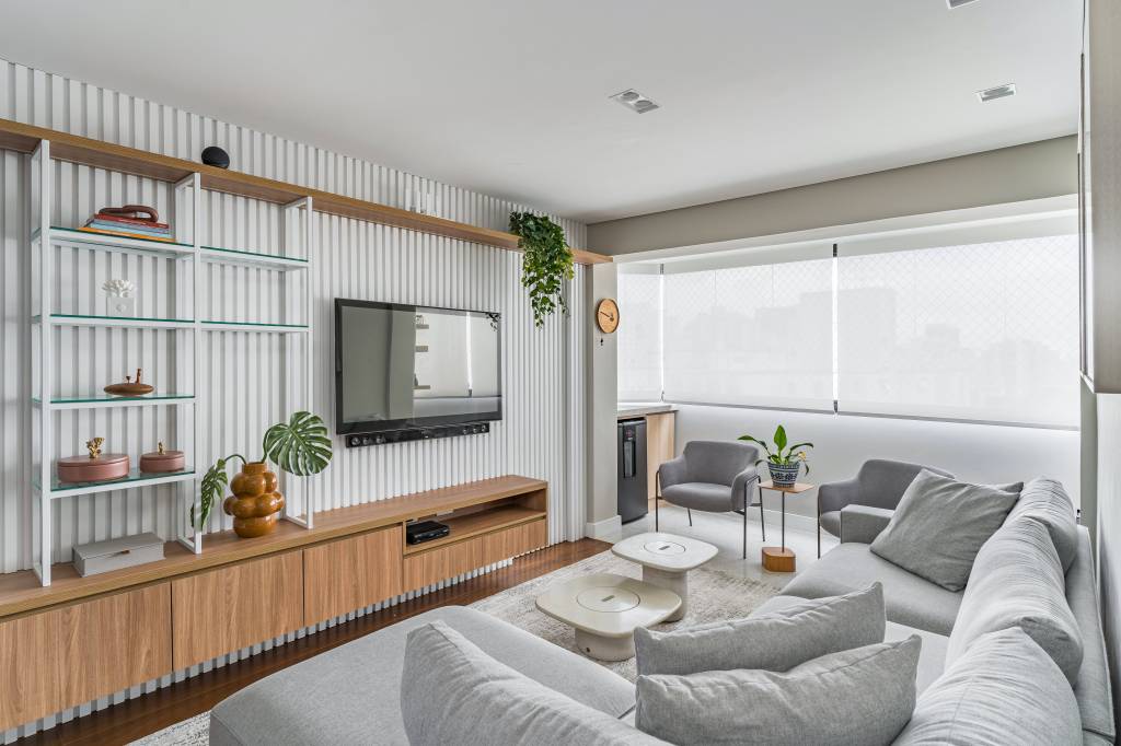 Apê de 100 m² tem piso vinílico, bancada de granito e marcenaria em MDF