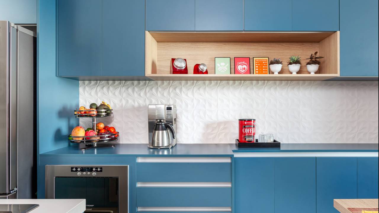 Nichos decorativos: arquiteta mostra como utilizar em cada ambiente. Projeto Cristiane Schiavoni Arquitetura. Na foto, cozinha com marcenaria azul.
